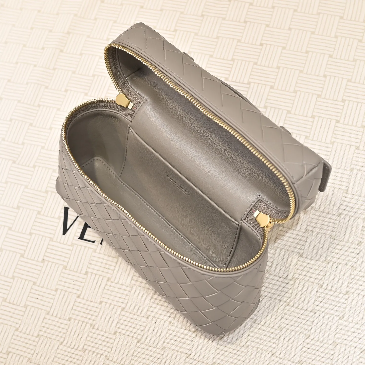 Batch 1360 Bottega Veneta 24 spring and summer woven zipper crossbody bag. A crossbody bag that can be used as a cosmetic bag. The exquisite weaving and compact body are an indispensable accessory for the upcoming summer. The double zipper also better protects the bag. It has a large capacity. If you like it, don’t miss it. Style number: 9109 Size: 22*12.5*5cm